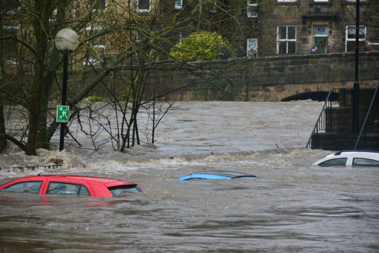 Überschwemmung, Kfz unter Wasser